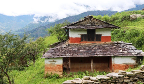 भत्किदै छन् रुम्मा गाउँका मौलिक घरहरु
