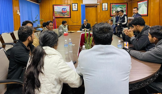 मुगुका युवाबाट ऊर्जा मन्त्री घिसिङलाई ‘झरो’ उपहार