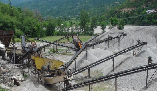 अरुण नदीमा रहेको अवैध क्रसर उद्योग सञ्चालनमा रोक