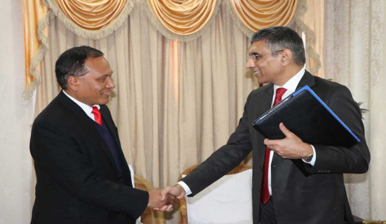 मन्त्री कुलमान घिसिङ र भारतका विदेश मन्त्रालयका अतिरिक्त सचिवबिच भेटवार्ता
