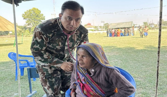 विकट बस्तीको विपन्न परिवारलाई सेनाको घुम्ती स्वास्थ्य सेवा
