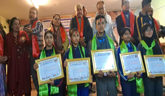 कविता लेखन प्रतियोगिताका विजयी विद्यार्थी पुरस्कृत