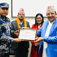 कविता लेखन प्रतियोगिताका विजयी विद्यार्थी पुरस्कृत