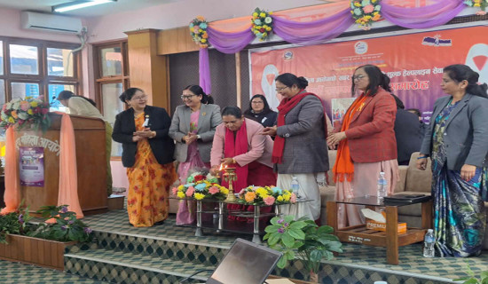 कविता लेखन प्रतियोगिताका विजयी विद्यार्थी पुरस्कृत