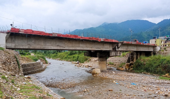 ग्वाङखोलामा निर्माणाधिन पक्कि पुल अलपत्र