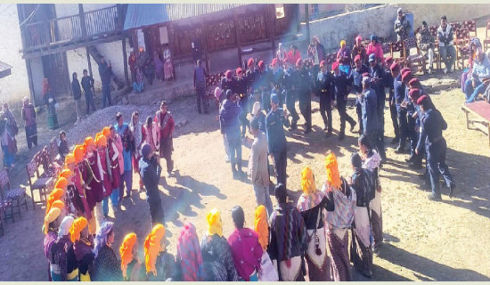 आमा समूह र प्रहरीबिच देउडा नाच