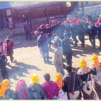 आमा समूह र प्रहरीबिच देउडा नाच