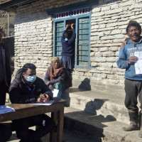 विकट गाउँ गुर्जा पुगेर राष्ट्रिय परिचयपत्र वितरण