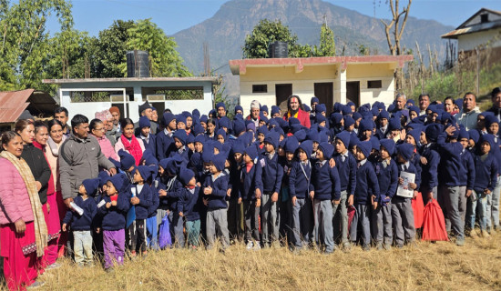 विद्यार्थीलाई न्यानो कपडा वितरण