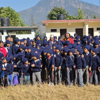 विद्यार्थीलाई न्यानो कपडा वितरण