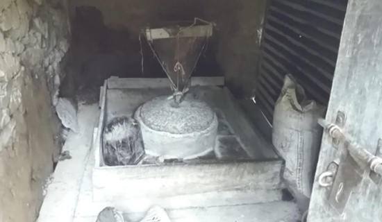 गाउँघरमा प्रयोग हुने परम्परागत पानीघट्टाको प्रचलन हराउँदै