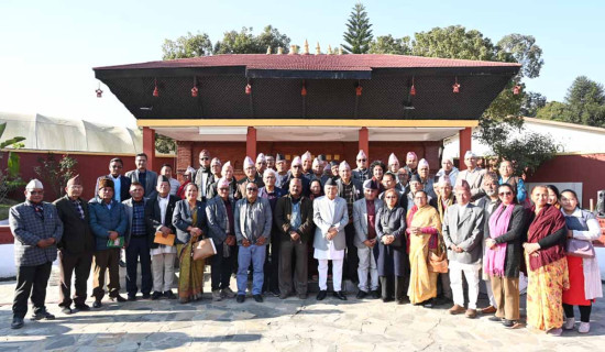 भीरमा झुण्डिएर सडक खन्दै नेपाली सेना