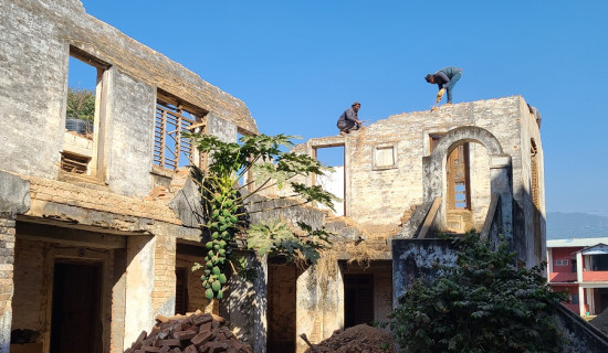 भत्काइँदै साविक राप्तीको जेठो क्याम्पसको जीर्ण भवन