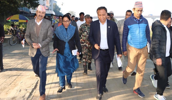 मन्त्री घिसिङद्वारा नारायणी नदीमा बन्न लागेको पुलको निरीक्षण