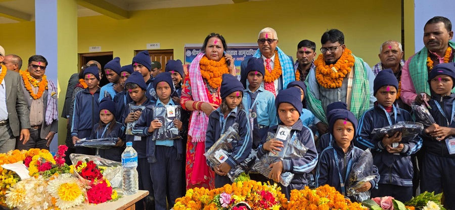 विद्यार्थीलाई न्यानो कपडा र शैक्षिक सामग्री वितरण