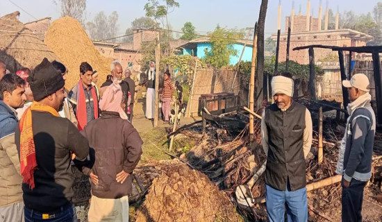 सिराहामा ठूला दलले उम्मेदवारी दर्ता गराउँदै