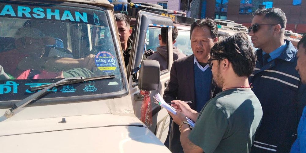 ट्राफिक व्यवस्थापनमा जुट्दै इलाम नगरपालिका