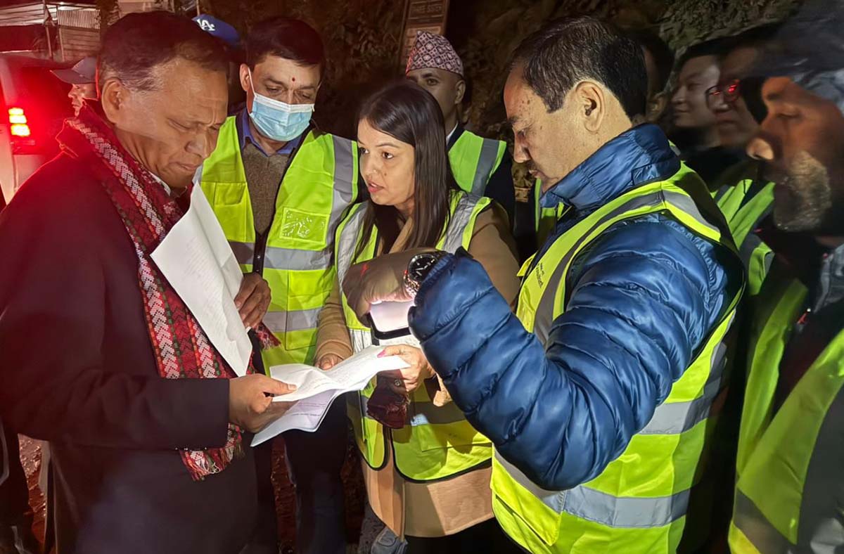 मन्त्री घिसिङद्वारा निर्माणाधीन चार लेनको पुलको निरीक्षण