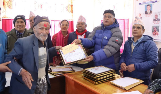 आरन र काठको काम गर्ने २७ श्रमीक सम्मानित