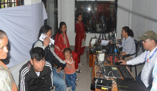पालिकाबाट राष्ट्रिय परिचयपत्र वितरणहुँदा सेवाग्राहीलाई सहज