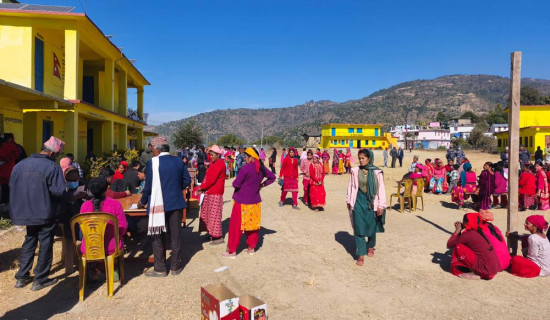 उपचार गराउन शिविर पर्खिन्छन् महिला