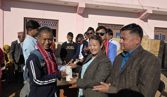 बदाम उत्पादन गर्ने किसानलाई १२ लाख प्रोत्साहन रकम प्रदान