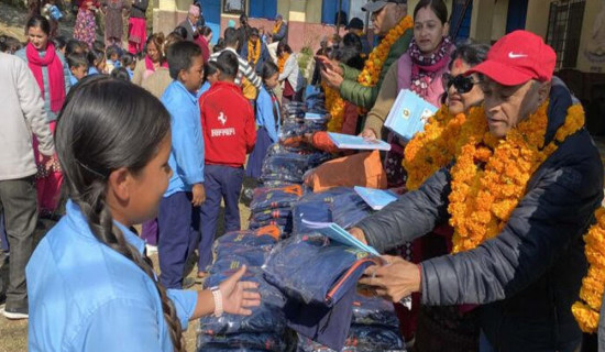 बालमन्दिर माविका विद्यार्थीलाई न्यानो पोशाक वितरण