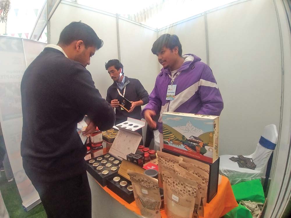 चढाइएका फूलबाट सुगन्धित वस्तु