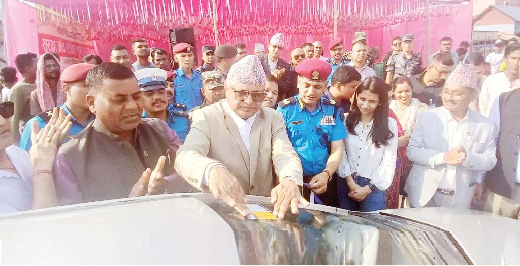 स्टिकर अभियान रोकिँदा पर्यटकलाई सास्ती