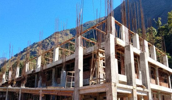 अस्पतालको भवन निर्माणमा ढिलाइ