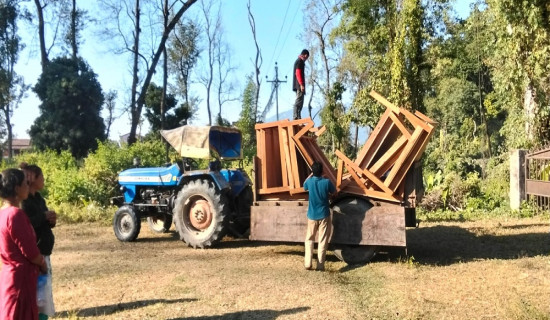 सामुदायिक वनद्वारा ४५ परिवारलाई काठको खाट प्रदान