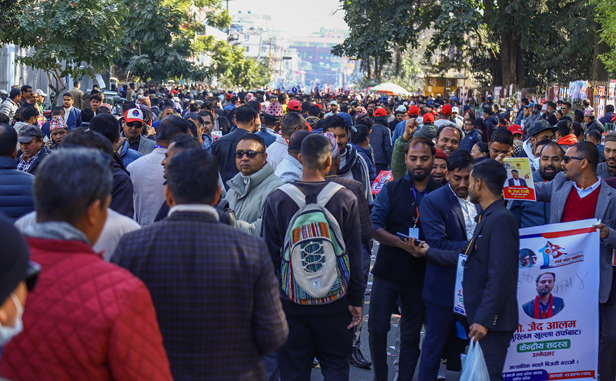 एमाले महाधिवेशन : मत माग्न व्यस्त नेता तथा कार्यकर्ता (फोटो फिचर)