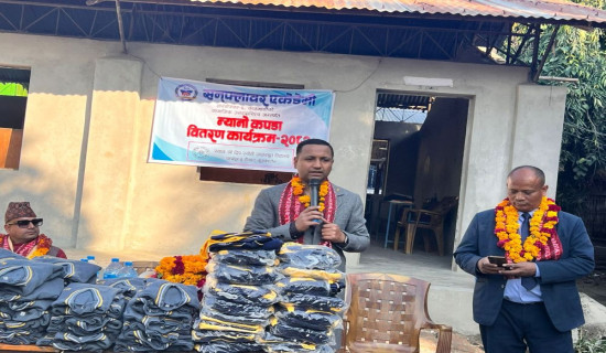 लालबन्दीका विद्यार्थीलाई सनफ्लावर एकेडेमीको न्यानो कपडा