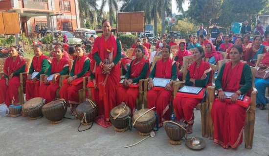 नौमती बाजा बजाउन महिला समूह