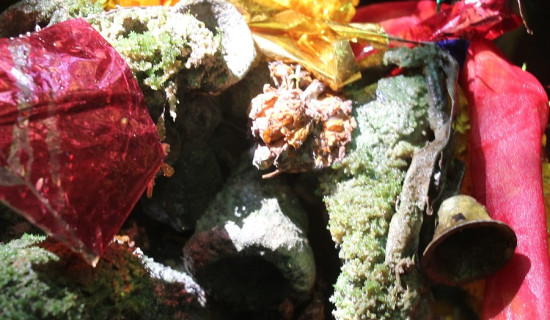 चढाएका घण्टी त्रिशूल पत्थर बन्ने दुग्धनाथ मन्दिर