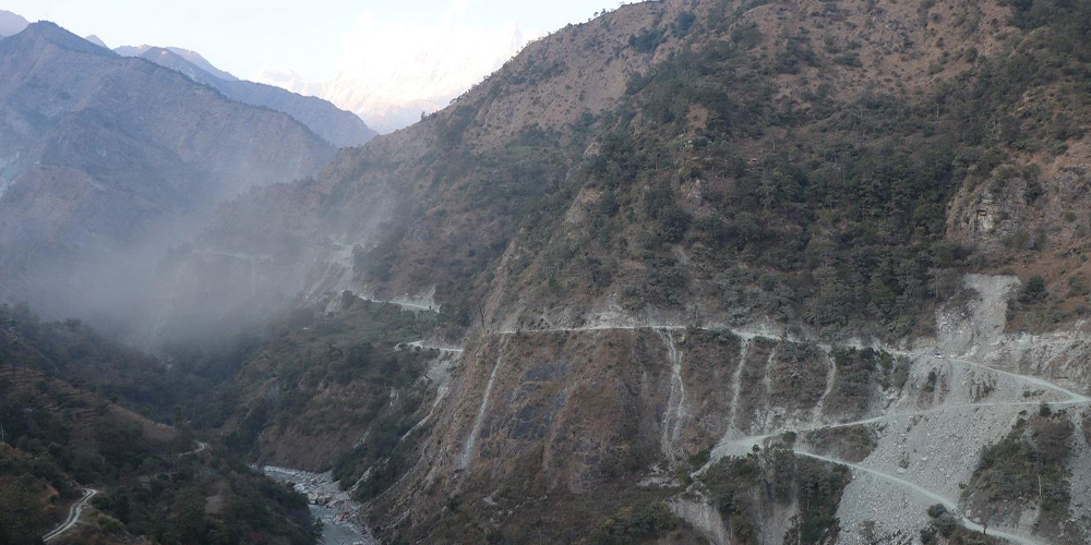 धवलागिरिवासीको गुनासो : ‘हरियाली वनपाखा र हराभरा बगैँचा धुलाम्मे भए’