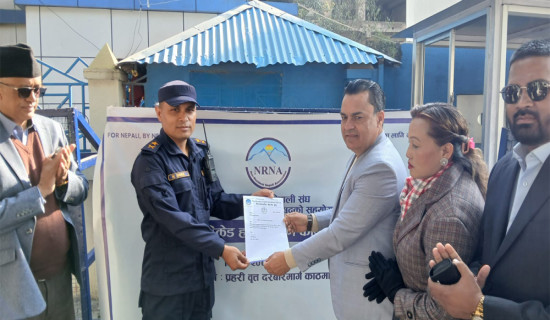 एनआरएनएद्वारा प्रहरी वृत्त दरबारमार्गलाई ब्यारिकेड हस्तान्तरण