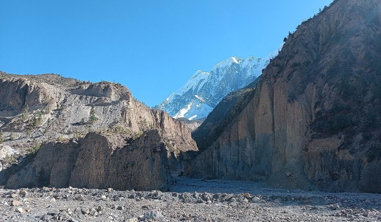 ठिनी खोला बगर र हिमाल