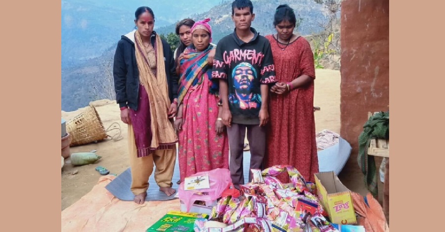 घुम्ती व्यापारमा व्यस्त दृष्टीविहीन व्यक्ति