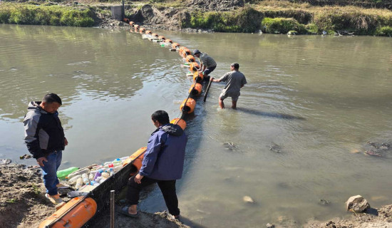 बागमती नदीमा तैरिने फोहोर पदार्थ सङ्कलन गर्न ट्रास बेरियर राखियो