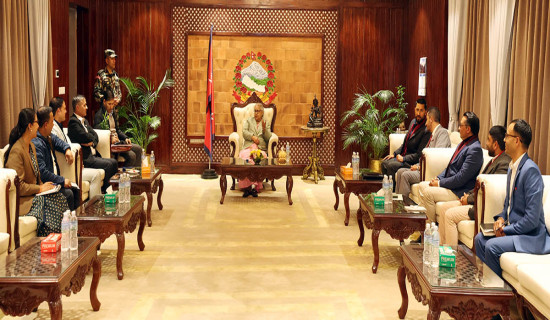 प्रधानमन्त्रीसँग भेट गर्नुहुँदै रास्वपा सभापति लामिछाने