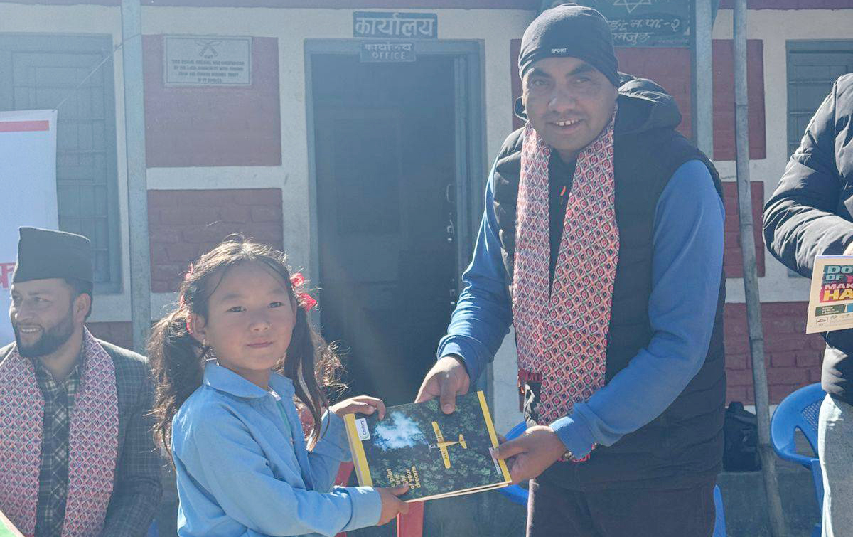 जेहेन्दार विद्यार्थीलाई शैक्षिक सामग्री सहयोग