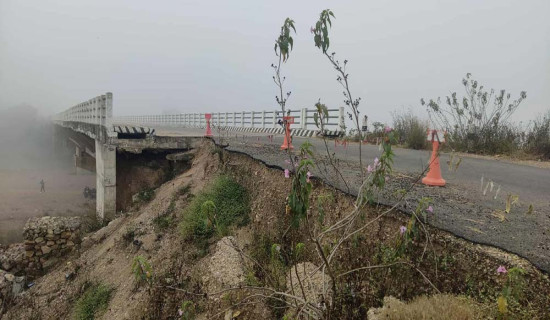 क्षति भएको बबई पुल अझै उस्तै