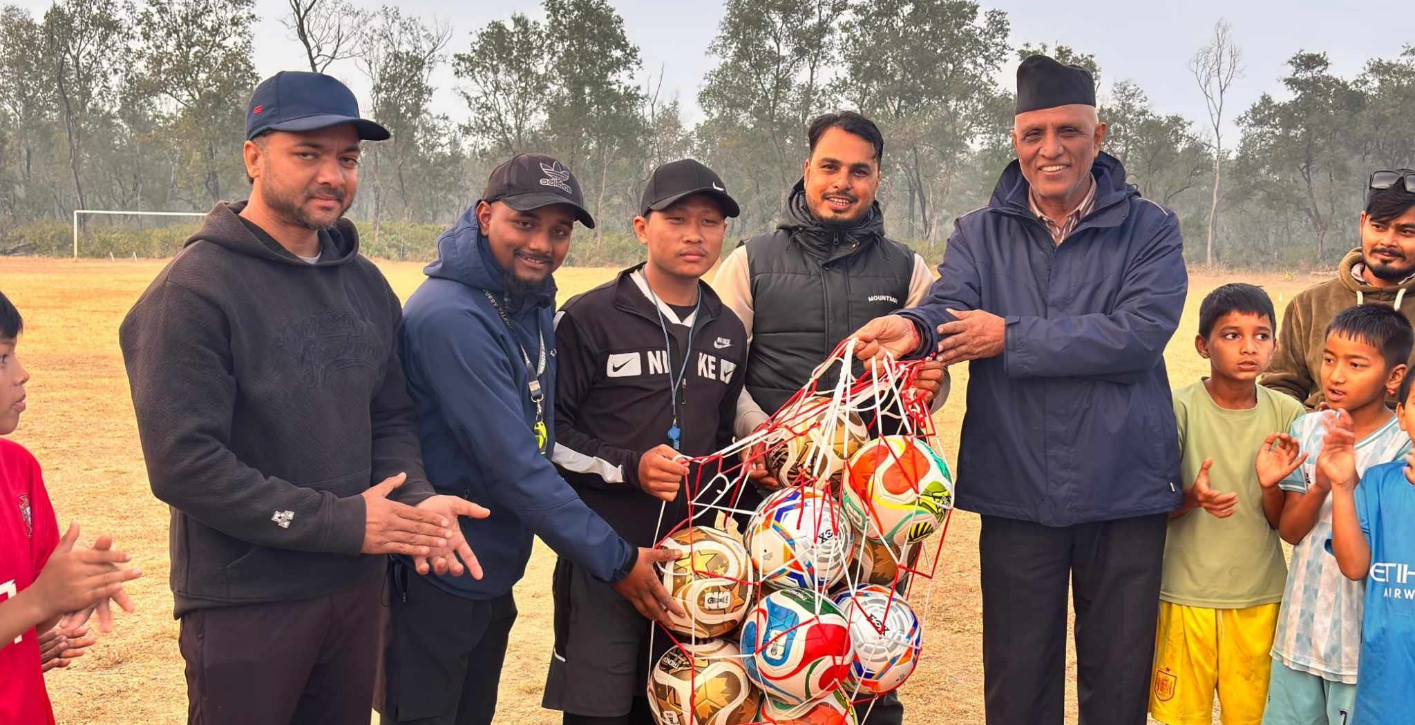 खेलाडीलाई नगरपालिकाद्वारा खेल सामग्री सहयोग