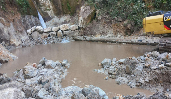 बाढीले क्षति पुर्याएको तीनतले झरनालाई पुरानै लयमा फर्काइँदै