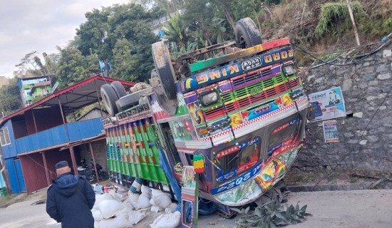 धनकुटामा खाद्यान्न बोकेको ट्रक दुर्घटना