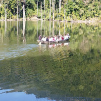 विद्यार्थीलाई न्यानो स्विटर र शैक्षिक सामग्री वितरण