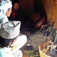 विद्यार्थीलाई न्यानो स्विटर र शैक्षिक सामग्री वितरण