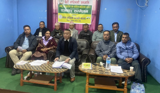 विद्यार्थीलाई न्यानो स्विटर र शैक्षिक सामग्री वितरण