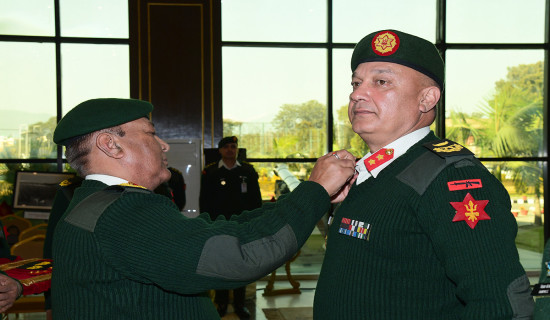 उपरथीमा पदोन्नति हुनुभएका थापालाई दर्ज्यानी चिह्न प्रदान